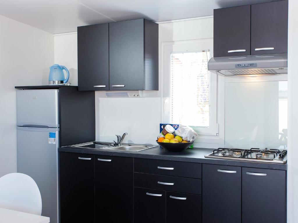 Camping Adria Mobile Homes In Camping Kastanija Novigrad Istria Rom bilde