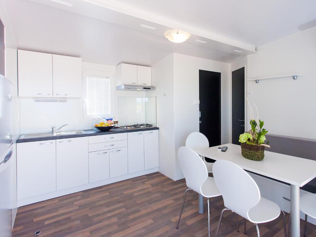 Camping Adria Mobile Homes In Camping Kastanija Novigrad Istria Rom bilde
